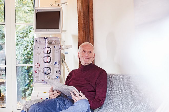 [Translate to French (Switzerland):] man sitting next to 5008S CorDiax